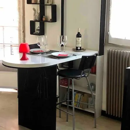 Joli Studio Moderne Piscine Daire
